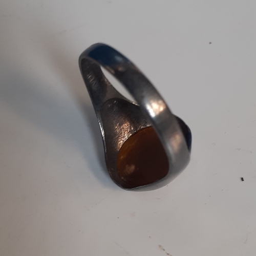 18A - Tigers eye style ring. Sterling silver. Size Q. Approx 2.9g. Would benefit a clean