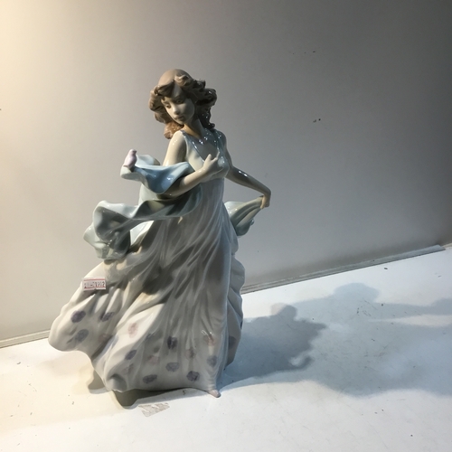 2 - LLadro 6193 porcelain figurine - some small damage of a chipped tail