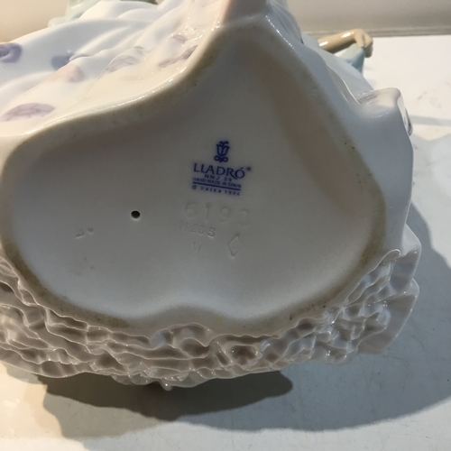 2 - LLadro 6193 porcelain figurine - some small damage of a chipped tail