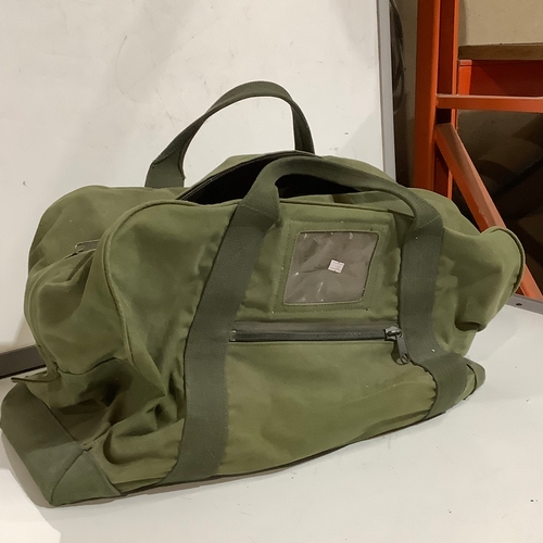 325 - Military issue green canvas holdall. Circa 1980s. Very good condition.