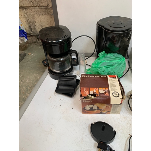 204 - Mixed kitchen lot inc air fryer, chocolate fountain, coffee machines & more