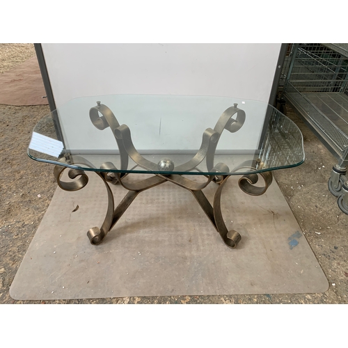 255 - Glass topped coffee table with metal base - 1m long