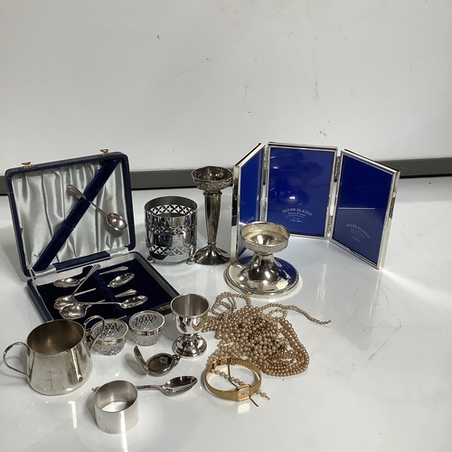 339 - A selection of mostly metal Collectibles including cutlery, jewellery, silver plate and more. Nice c... 