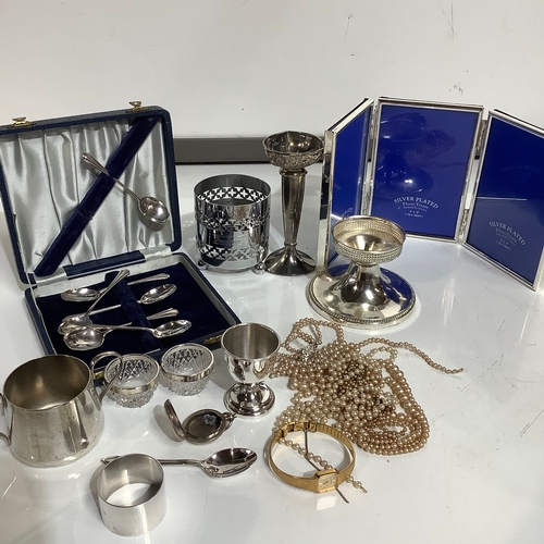 339 - A selection of mostly metal Collectibles including cutlery, jewellery, silver plate and more. Nice c... 