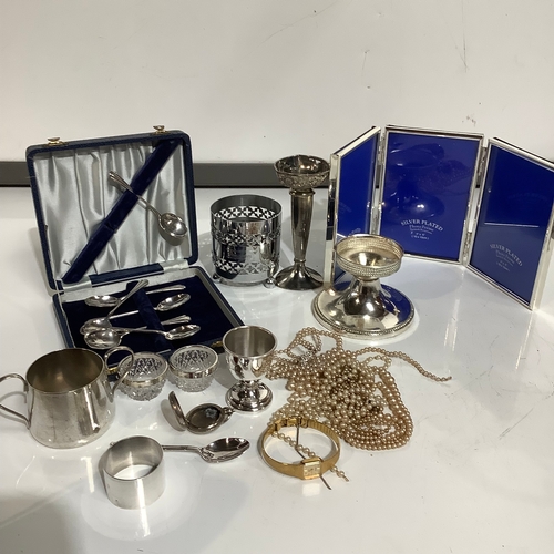 339 - A selection of mostly metal Collectibles including cutlery, jewellery, silver plate and more. Nice c... 