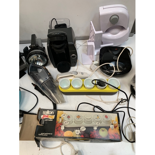 400 - Large mixed lot inc rechargeable lamp, handheld vacuum, coffee machine & more