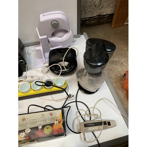 400 - Large mixed lot inc rechargeable lamp, handheld vacuum, coffee machine & more