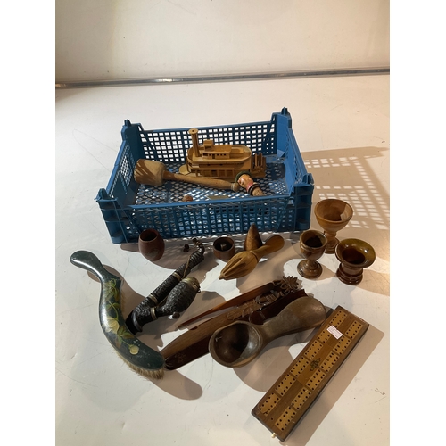 166 - Selection of mixed treen items including including clothes brush, pipe, cribbage board etc