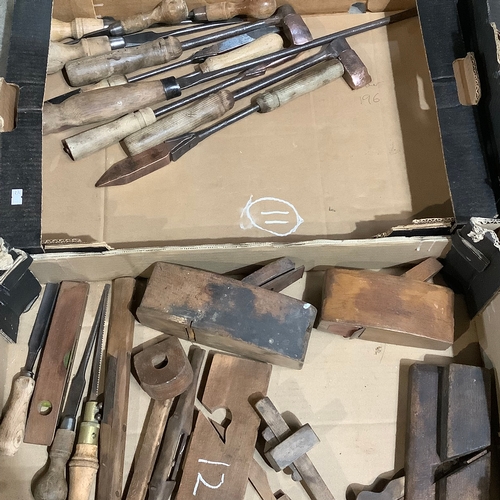 423 - Quantity of vintage tools. Includes a selection of Richard Green Limited, number stamped woodwork to... 