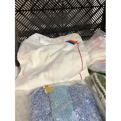 413 - Quantity of knitted clothing