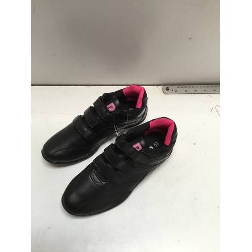 232 - NEW - A pair of ladies Rdek superlight black trainers size 5