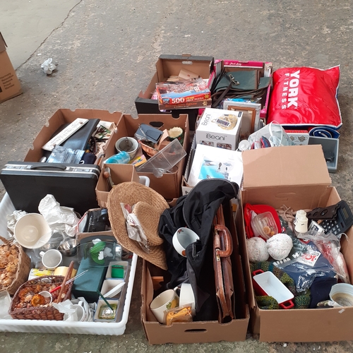 465A - Large joblot. Suitable car boot items. Modern, vintage, household. Overall no damage. Resale opportu... 