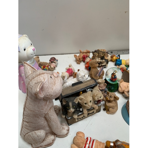 470 - Large quantity of collectible figurines - most teddy bears