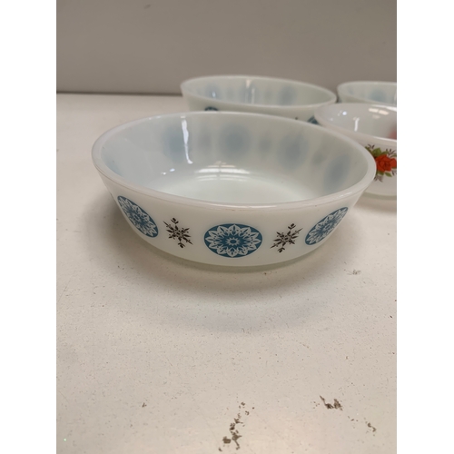 472 - Vintage JAJ Pyrex dishes