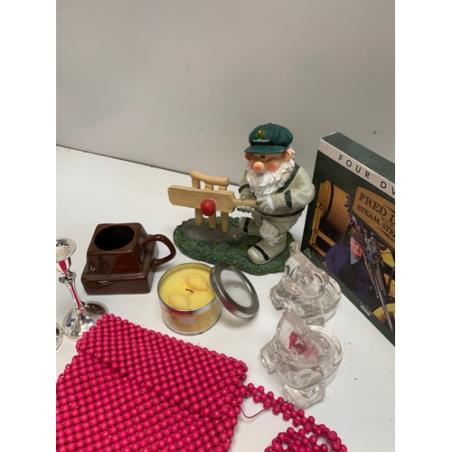 477 - Eclectic collectible lot inc vintage Cadbury’s hot chocolate mug, Italian made beaded bag & more