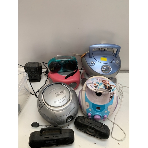 493 - Quantity of portable cd players & freeplay wind up & solar powered radio