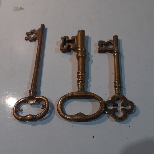 268 - Three graduating sizes brass keys. Nice detail. Might benefit a clean