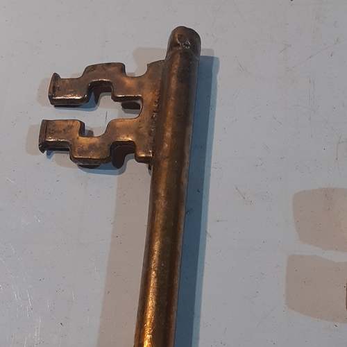 268 - Three graduating sizes brass keys. Nice detail. Might benefit a clean