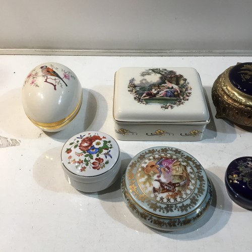 225 - Quantity of porcelain jewellery trinket dishes