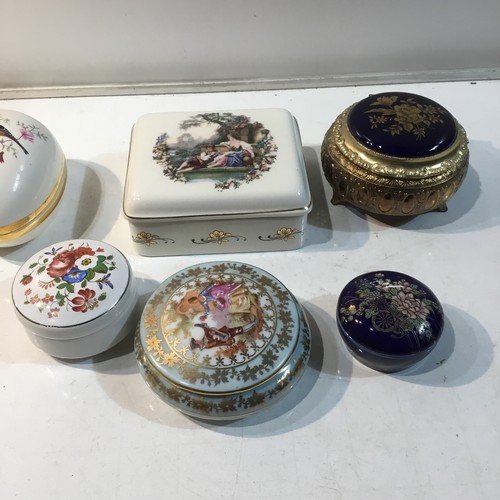 225 - Quantity of porcelain jewellery trinket dishes