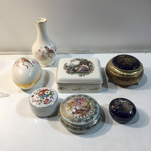 225 - Quantity of porcelain jewellery trinket dishes