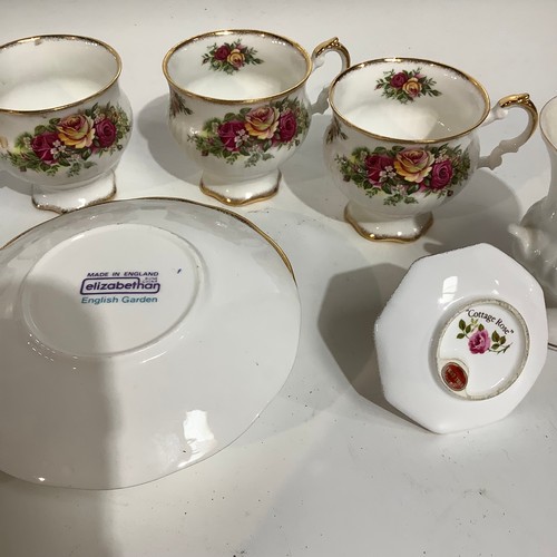 26 - Quantity of Royal Albert Old Country Roses inc cups, saucers, cake stand & sugar bowl