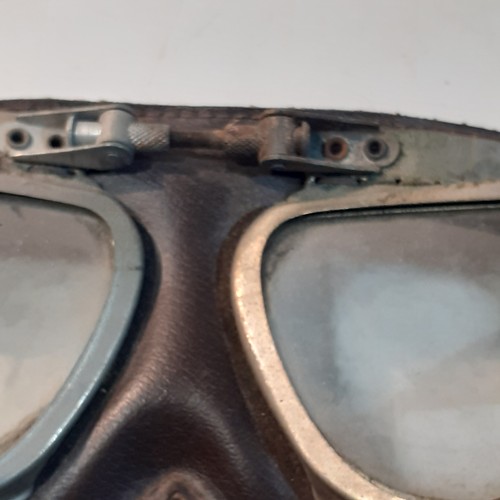 254 - Original genuine WW11 pilot flying goggles. Branded Melton with patent pending these are in very goo... 