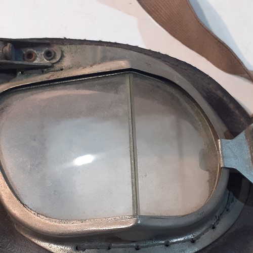 254 - Original genuine WW11 pilot flying goggles. Branded Melton with patent pending these are in very goo... 