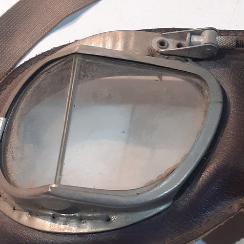 254 - Original genuine WW11 pilot flying goggles. Branded Melton with patent pending these are in very goo... 