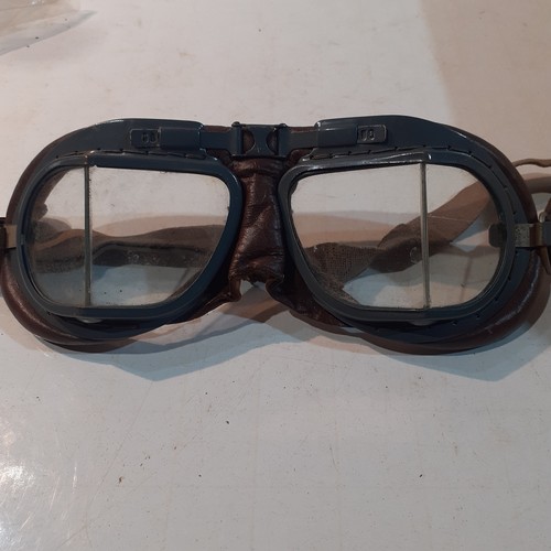 283 - Original genuine WW11 pilots flying goggles. Look like Mark 8. Good condition given age except one f... 