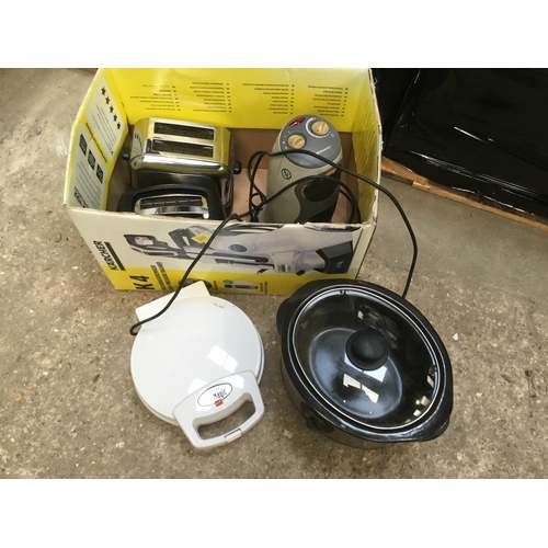 488 - Kitchen lot inc toasters, large slow cooker & more