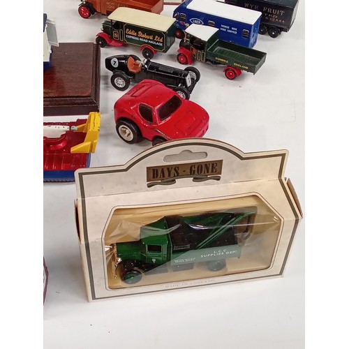 261 - Good quantity of various diecast model vehicles. Includes a Dinky SRN6 hovercraft, some boxed 'Days ... 