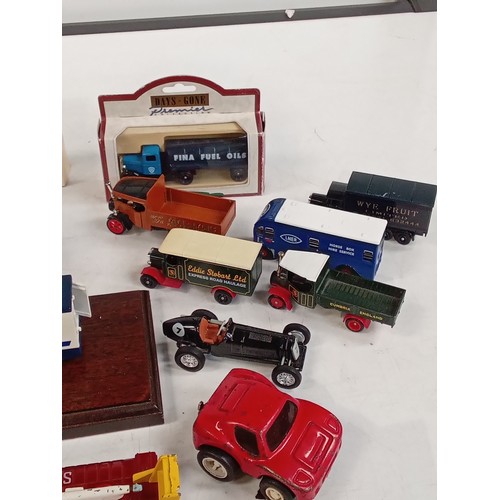 261 - Good quantity of various diecast model vehicles. Includes a Dinky SRN6 hovercraft, some boxed 'Days ... 