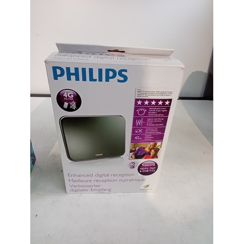 256 - Small lot of three handy items including Philips digital antenna, 16