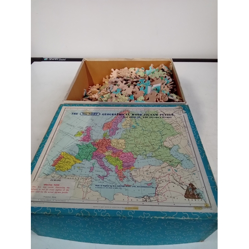 246 - Vintage wooden jigsaw. Chunky wooden pieces (750). Geographical map image