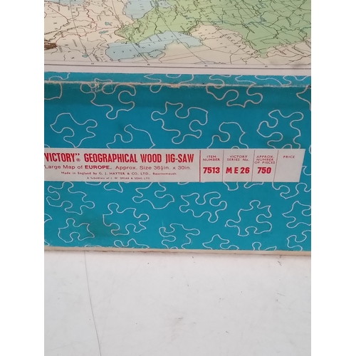 246 - Vintage wooden jigsaw. Chunky wooden pieces (750). Geographical map image