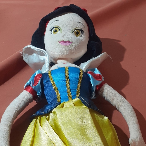 478 - Collectible toys. Disney store exclusive Snow White and a number of gogos in bag.