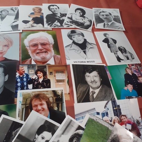 20 - Large quantity of photographs of stars and famous people. Black and white/colour. Many famous faces ... 