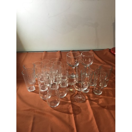 142 - Mixed selection of pub glasses including champagne saucers, Hiball, gin glasses and more