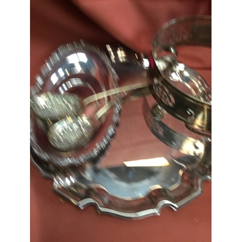 41 - Silver plated lot inc trays, gravy jug & spoons