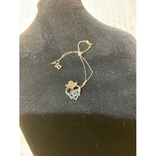 54 - 9ct gold fine chain necklace with ‘Nan’ pendant - 0.9g