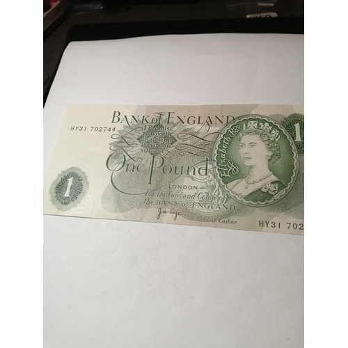 61A - COINS : Elizabeth II pound note in excellent condition