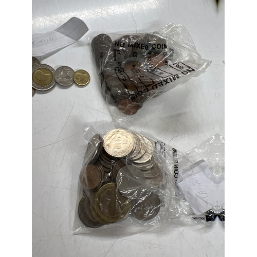 62B - Mixed coinage from around the world inc Thai, Philippines, Taiwan & Trinidad & Tobago