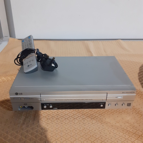 40A - LG play and record Video recorder. With remote. Model LV880. All working.