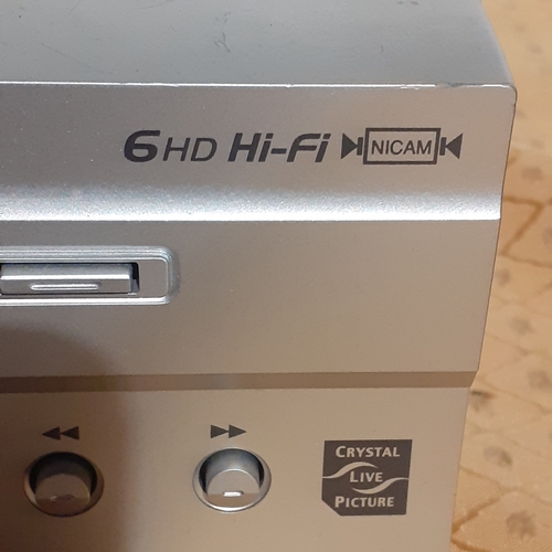 40A - LG play and record Video recorder. With remote. Model LV880. All working.