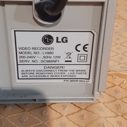 40A - LG play and record Video recorder. With remote. Model LV880. All working.