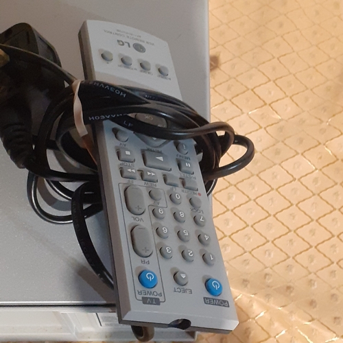 40A - LG play and record Video recorder. With remote. Model LV880. All working.