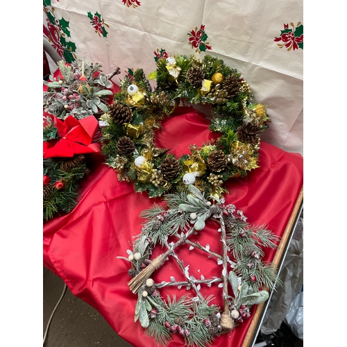 32 - 3 Christmas wreaths & a Christmas tree topper