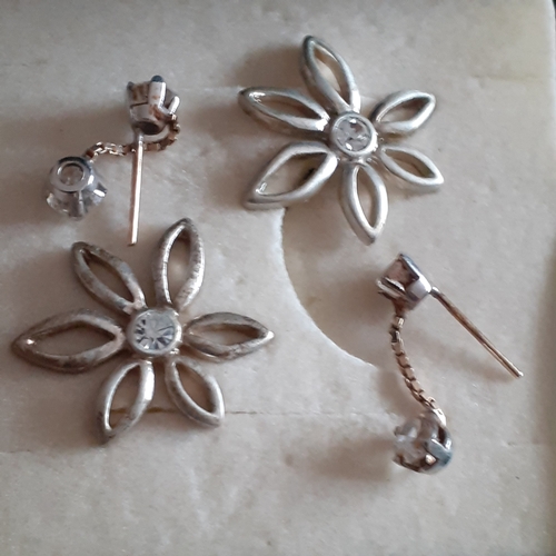 10 - Quantity of paired earrings. Gold and silver colour metals. Some decorative stone designs in good co... 