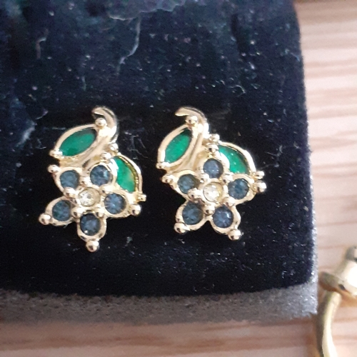 10 - Quantity of paired earrings. Gold and silver colour metals. Some decorative stone designs in good co... 